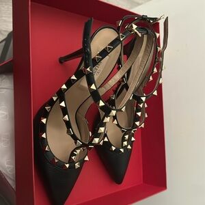 Valentino ROCKSTUD GRAINY LEATHER ANKLE STRAP PUMP 100 MM